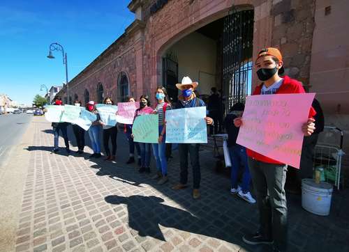 Alumnos de la preparatoria Rafael Ramírez se manifestaron ayer en la alcaldía de Guadalupe, Zacatecas, para exigir ser vacunados contra el Covid-19, tras el anuncio de que se comenzará a inmunizar a los maestros para el próximo regreso a clases presenciales. Los jóvenes dijeron que si quieren que retornen a las aulas necesitan estar inoculados, pues “no tiene mucho caso que sólo beneficien a los maestros, ya que ellos también exponen a sus familias”.