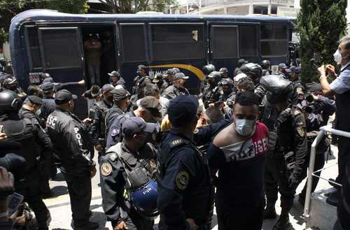 Más de medio centenar de detenidos, entre ellos un menor, dejó el operativo contra paracaidistas en Tlalpan.