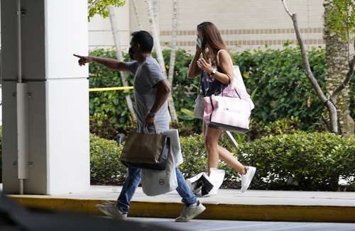  Salida de compradores del Ventura Mall en Florida después de escuchar los disparos. Foto Ap