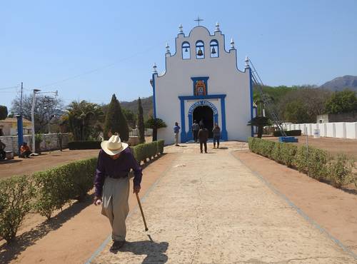 La iglesia de la Purísima Concepción en Santa María, municipio de El Rosario, Sinaloa, data de principios del siglo XVIII.
