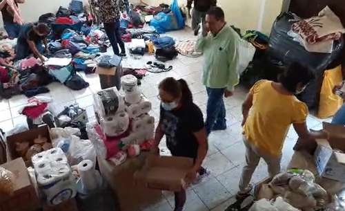 Voluntarios de Mechoacanejo, comunidad de Teocaltiche, Jalisco, organizan la ayuda enviada para las familias desplazadas de otros poblados debido a los enfrentamientos entre grupos delincuenciales en esa región.