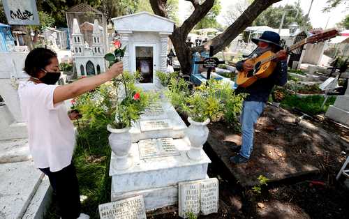 No podía faltar la serenata para recordar a las madres las canciones que cantaron en vida.