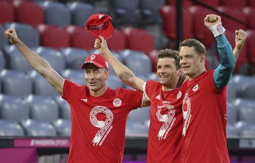 Robert Lewandowski, Thomas Müller y Manuel Neuer celebran la coronación anticipada.