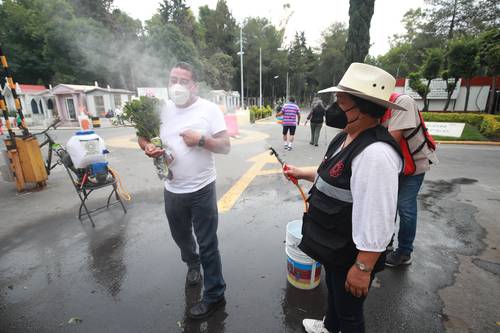 BAÑADO Y DESINFECTADO. Para ver a la persona más importante en su última morada había que llegar muy limpio. Los panteones reabrieron el sábado por el Día de las Madres.