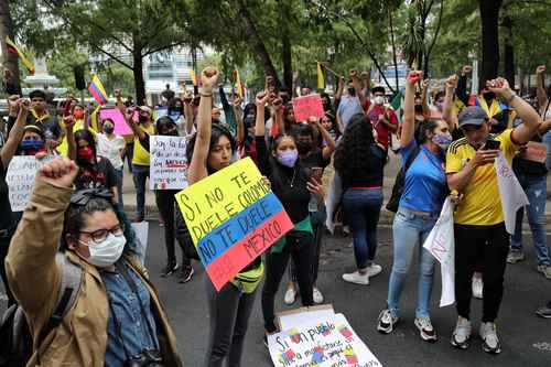 Integrantes de la comunidad colombiana en México se manifestaron frente a la embajada de su país, por la agresión policial registrada durante las recientes manifestaciones en esa nación.