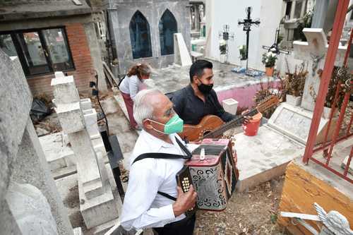 En el panteón de Xilotepec, preparativos para conmemorar a las progenitoras.