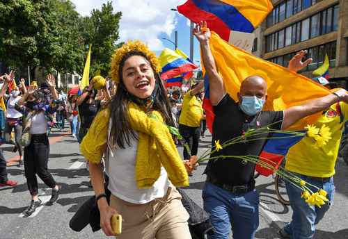 Movilización pacífica ayer en Bogotá contra las políticas del gobierno del presidente Iván Duque.