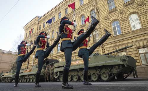 Soldados de la guardia de honor en la Plaza Dvortsovaya, ayer en San Petersburgo, en el 76 aniversario de la victoria sobre la Alemania nazi.