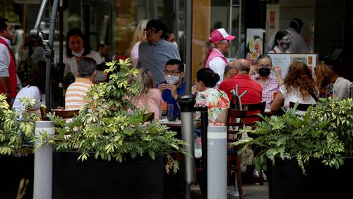 Familias capitalinas se anticiparon a la fecha y festejaron ayer a las madres con regalos, flores o una comida, como en esta imagen, en un restaurante de Polanco.