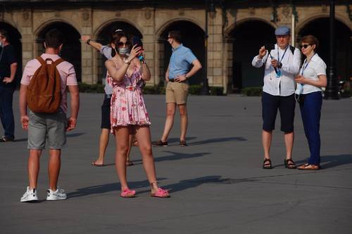 La cifra de extranjeros que visitan el país cayó 36 por ciento comparada con el año pasado, aunque el gasto promedio aumentó 14.8 por ciento. La imagen de turistas en el Zócalo de la Ciudad de México fue tomada en abril pasado.