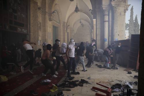 Palestinos enfrentaron ayer a fuerzas de seguridad israelíes en el recinto de la mezquita de Al Aqsa, en la Ciudad Vieja de Jerusalén.