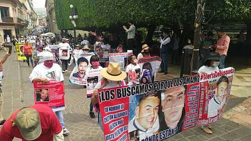 Ayer en la capital de Guanajuato dio inicio la Caravana Internacional de Búsqueda de Personas Desaparecidas, con la participación de unos 200 ciudadanos que denunciaron que numerosas investigaciones de la fiscalía estatal están detenidas. Los activistas portaban mantas con las fotografías de los ausentes y gritaban consignas como “¡vivos se los llevaron, vivos los queremos!”