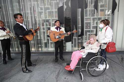 La señora Leonor Zárate, de 93 años de edad, escuchó Las Mañanitas con mariachi en Garibaldi. Fue la primera vez que salió tras el largo confinamiento por la contingencia sanitaria de Covid-19.