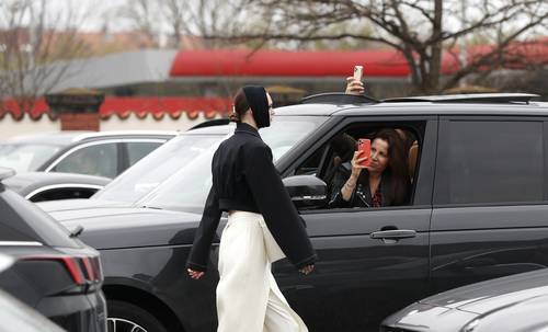 Una de las imágenes de la semana en Europa muestra un desfile de modas en una plaza de Praga, donde los espectadores tuvieron que permanecer en sus automóviles debido a la pandemia.