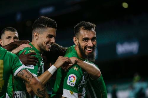 El delantero Borja Iglesias (der.) anotó ayer dos goles, a los minutos 39 y 87, para ayudar al Real Betis a superar una racha de seis empates con la derrota 2-1 al Granada para dar otro paso hacia un lugar en la Liga de Europa. El tanto de los visitantes en el estadio Benito Villamarín fue obra de Darwin Machís al 66’. Los mexicanos Andrés Guardado y Diego Lainez entraron de cambio en el segundo tiempo. El triunfo colocó al club andaluz en la sexta posición en la fecha 35. Los equipos quinto y sexto avanzan a la competencia.