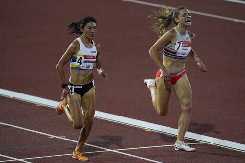 Laura Galván (izq.) llegó a la meta tras la canadiense Julie-Anne Staehli en la final de 5 mil metros en Walnut, California.