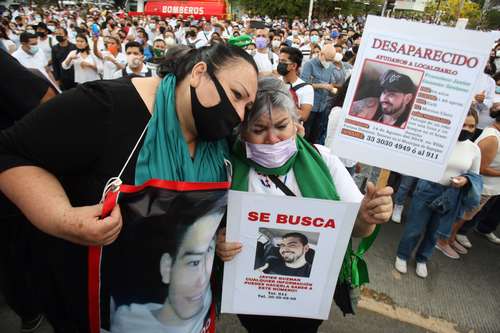 EXIGEN JUSTICIA POR DESAPARECIDOS EN JALISCO. Convocados por la Universidad de Guadalajara, miles de familiares de desaparecidos marcharon ayer para exigir justicia.