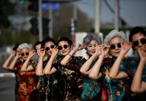 Imagen tomada el 14 de abril muestra a integrantes del grupo “Abuelas a la moda” ataviadas con vestidos tradicionales, durante un programa televisivo en Pekín. China envejece rápidamente y se enfrenta al desafío de proveer a decenas de millones de jubilados, pero también ha abierto oportunidades para aquellos que se sienten cómodos con su edad y pueden aprovechar las posibilidades comerciales de la tecnología.