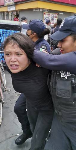 Ocho mujeres fueron arrestadas por policías municipales de Chicoloapan, estado de México, por participar en una marcha contra el feminicidio; además, algunas activistas resultaron lesionadas por vecinos azuzados por trabajadores del ayuntamiento.