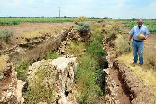 Entre parcelas de la comunidad El Coyote, la llamada falla de Calera alcanza una anchura de más de dos metros; una de sus causas, según Alberto de Santiago, presidente de la asociación Productores de Riego de Zonas Agrícolas y Pecuarias del estado, es la sobrexplotación del acuífero por parte de la Compañía Cervecera de Zacatecas.