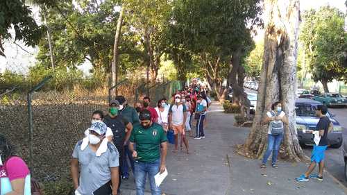 Ayer se inició en Acapulco, Guerrero, la vacunación contra Covid-19 para trabajadores de la educación; en torno a la sede en el Centro Internacional del puerto, cientos de docentes hicieron fila desde las cinco de la madrugada; hubo numerosas quejas por falta de organización.