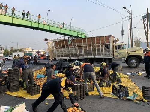 Un camión que transportaba mangos volcó cuando circulaba sobre el Eje 6 Sur, frente a la Central de Abasto. Bomberos y elementos de la Secretaría de Seguridad Ciudadana ayudaron a recoger el fruto.