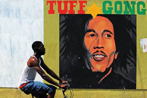Han pasado cuatro décadas de la muerte de Bob Marley, ícono del reggae, y sigue siendo la voz de los desposeídos; perduran el espíritu de protesta y la moral de sus canciones, como One Love, Redemption Song y I Shot the Sheriff. Algunos de sus temas, considerados himnos de paz y lucha, esperanza y descontento, aún suenan en todo el mundo.