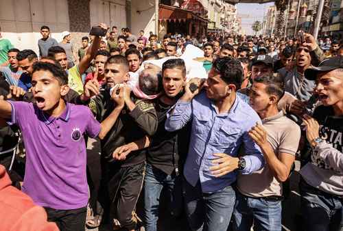 Funeral de un palestino víctima de los bombardeos israelíes, ayer en la ciudad de Jan Yunis.