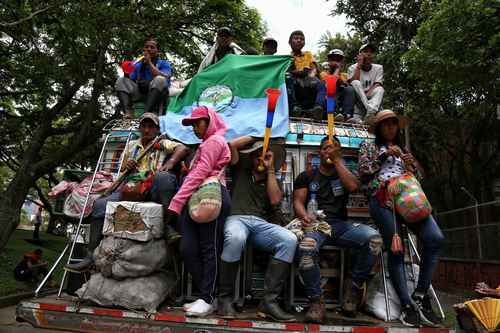 Indígenas salieron ayer de Cali de regreso al departamento del Cauca, de donde son originarios, tras manifestar su apoyo al movimiento del paro.