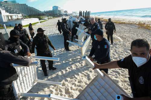 Personal de la fiscalía y de la Secretaría de Seguridad Pública de Quintana Roo, así como elementos de la Guardia Nacional y la Marina, encabezaron ayer el desalojo de mobiliario instalado por empresas turísticas en la playa Marlín, considerada zona federal.