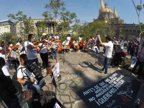 La Orquesta de Cámara de la Universidad Autónoma de Guadalajara, alumnos y egresados de la Escuela de Música de la Universidad de Guadalajara, integrantes de la Sinfónica Juvenil de Zapopan y la Orquesta Higinio Ruvalcaba, tocaron ayer en la Plaza de Armas, frente al palacio de gobierno de Jalisco, en protesta por el asesinato de los hermanos José Alberto, Ana Karen y Luis Ángel González Moreno.