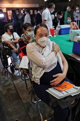 En la Biblioteca Vasconcelos, mujeres embarazadas mayores de 18 años que viven en la alcaldía Cuauhtémoc recibieron el biológico de Pfizer.