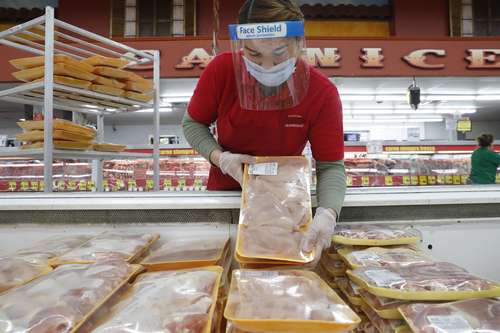 El aumento en los precios de productos básicos está contribuyendo a una mayor inflación en 2021 y los estadunidenses pagarán más por la carne, la gasolina y artículos para sus hogares. La imagen, en un supermercado en Dallas, Texas.