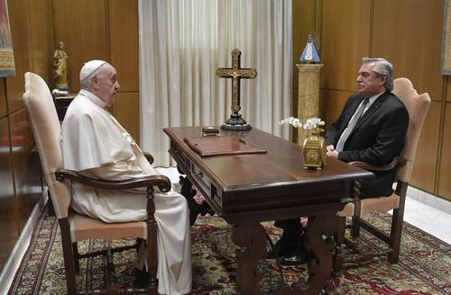 El papa Francisco recibió ayer al presidente argentino, Alberto Fernández, meses después de que el país sudamericano legalizó el aborto, a pesar de un pedido personal del pontífice y la oposición de la Iglesia católica. El comunicado del Vaticano sobre la visita del gobernante omitió toda referencia a los asuntos que trataron.