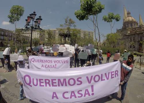 Pobladores de Huejotitlán, municipio de Teocaltiche, Jalisco, desplazados por la violencia entre cárteles en esa región, se manifestaron ayer frente al palacio de gobierno estatal, en Guadalajara, para exigir que se instale en la zona un cuartel de la Guardia Nacional.