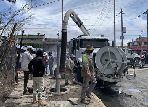 Trabajadores de la alcaldía de Iztapalapa realizaron labores de limpieza en la colonia La Colmena, afectada por la tromba que cayó el miércoles.