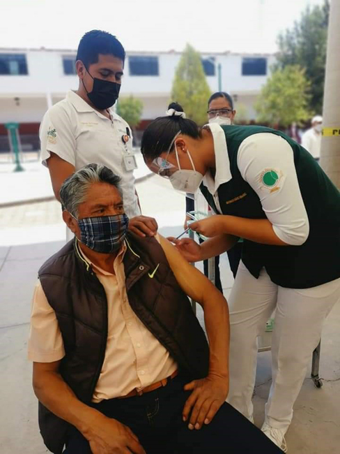 Aplicación de la vacuna COVID-19 a mazahua de San Felipe del Progreso, Estado de México.  Estudiantes de la Lic. En Salud Intercultural UIEM