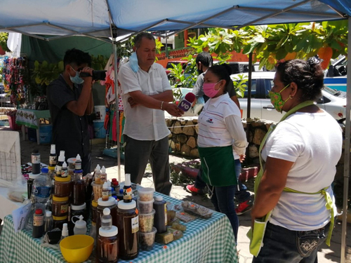 Venta e intercambio de productos en el Tianguis Campesino Agroecologico, Coyuca de Benitez.  Alejandro Hernandez