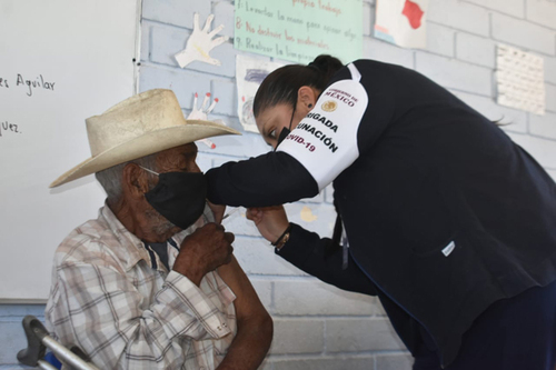 Brigada de Vacunación en el Ejido Tribu Kiliwa.  Gilberto González Arce