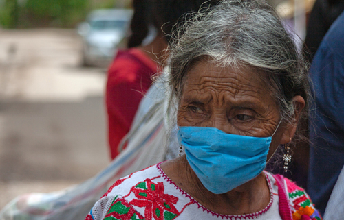 Familia jornalera indígena de camino al campo de trabajo.  Tlachinollan