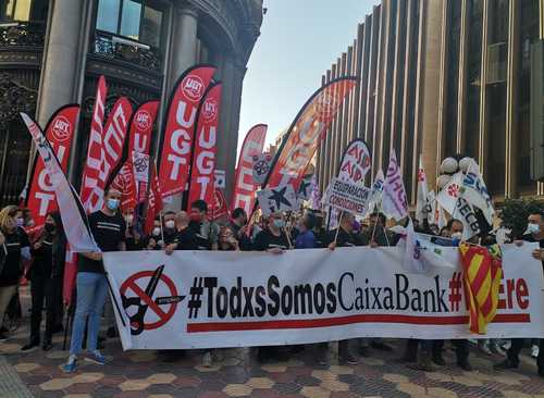 TRIPLICAN SALARIO DE GOIRIGOLZARRI: 1.65 MDE AL AÑO. Cientos de trabajadores de Caixabank se reunieron frente al Palacio de Congresos de Valencia para protestar contra los planes de despido del banco, mientras los accionistas respaldaron una propuesta salarial de 1.65 millones, más un bono de 200 mil euros, para el presidente José Ignacio Goirigolzarri.