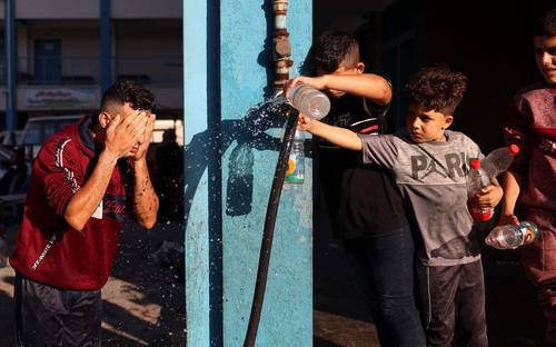 Menores palestinos desplazados por los ataques aéreos y de artillería israelíes permanecen en una escuela que acoge a refugiados en la ciudad de Gaza.