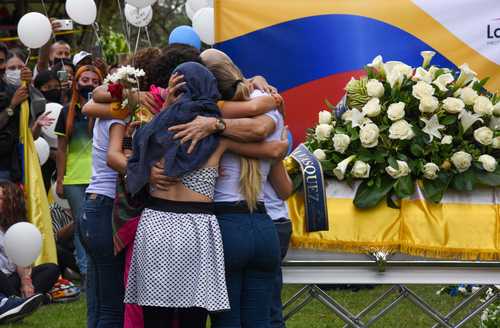 En la ciudad de Pereira, funerales de Lucas Villa, estudiante que murió luego de permanecer varios días hospitalizado tras recibir ocho disparos durante una marcha pacífica.