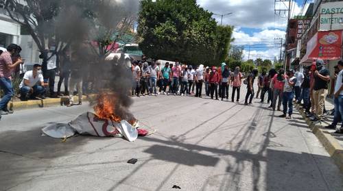 Alumnos de la Normal de Ayotzinapa quemaron una figura que representa al ex secretario de Educación en Guerrero, José Luis González de la Vega, afuera de la casa de campaña de la aspirante de Morena a la gubernatura de Guerrero, Evelyn Salgado.