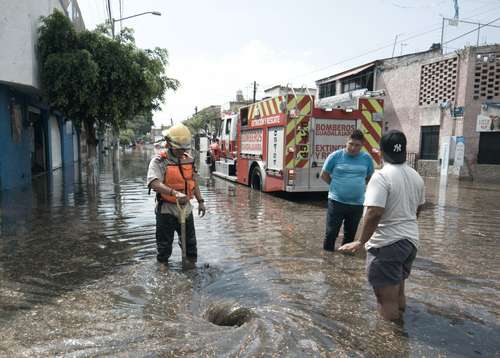 Bomberos y personal de Protección Civil de Guadalajara desalojaron las aguas acumuladas en la colonia San Carlos, a causa de la primera lluvia que cayó en la entidad y ocasionó caos en las vialidades y retrasos en los traslados de los ciudadanos. Los niveles de las inundaciones pluviales alcanzaron hasta 40 centímetros, sin que se reportaran daños materiales.