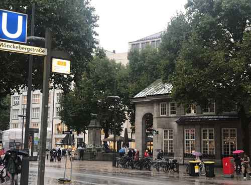 La famosa Mönckebergstrasse, centro neurálgico del comercio y lujo en Hamburgo en un día lluvioso, lo que hace relucir sus calles y canales.