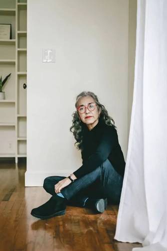  Publicado por Penguin Random House, el libro de Cristina Rivera Garza, en la fotografía, retrata desde diversos ángulos la vida de una joven audaz que se enfrentó a la violencia de género. Foto Pía Riverola