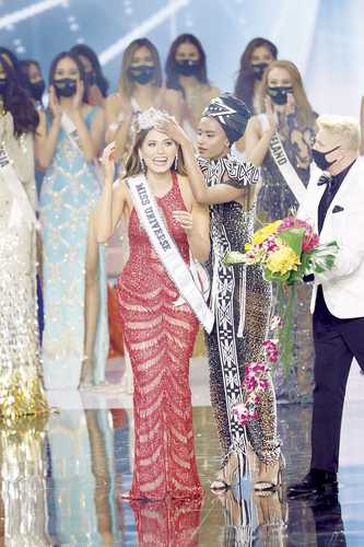 ANDREA MEZA, TERCERA MISS UNIVERSO MEXICANA. La ingeniera y activista chihuahuense se unió al exclusivo club en el que sólo figuraban Lupita Jones y Ximena Navarrete al triunfar ayer en el certamen llevado a cabo en el Seminole Hard Rock Hotel & Casino, de la ciudad de Hollywood, Florida, EU, superando en la ronda final a las representantes de Brasil, Perú, India y República Dominicana.
