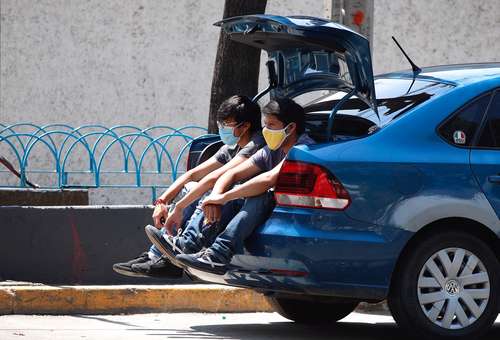 Familiares de pacientes esperan noticias afuera del Hospital General de Zona 1A, al sur de la CDMX.