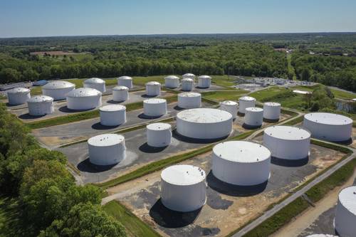 Vista aérea de tanques de almacenamiento de combustible en la estación Dorsey Junction de Colonial Pipeline, en Washington, Estados Unidos. Colonial Pipeline regresa poco a poco a sus operaciones tras un ciberataque que interrumpió durante días el suministro de gasolinas en el este del país.